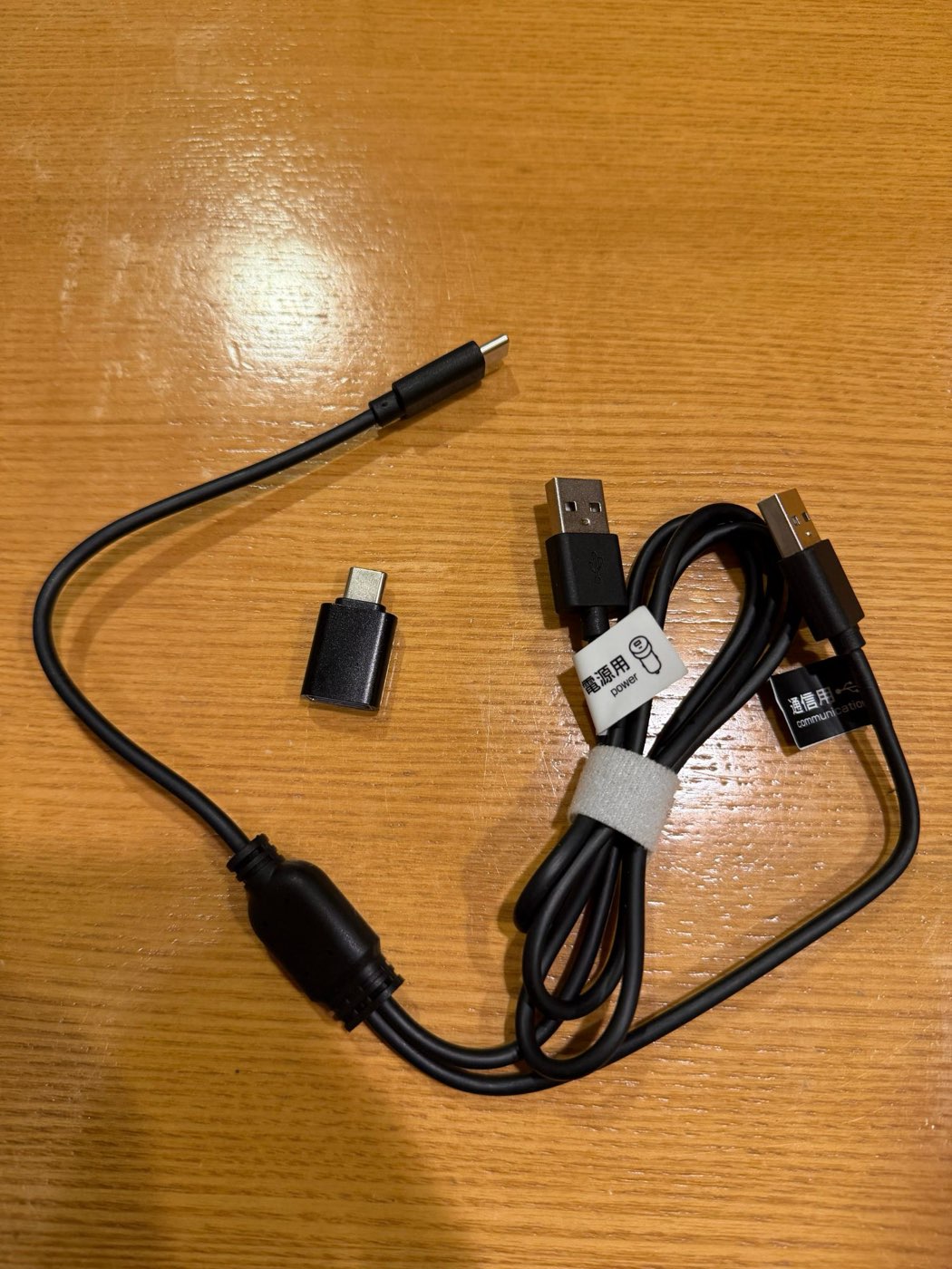 FireDrive Link Proの付属品一式。「通信用」15cmと「電源用」75cmの2本のケーブルと、USB-AをUSB-Cに変える変換アダプタ